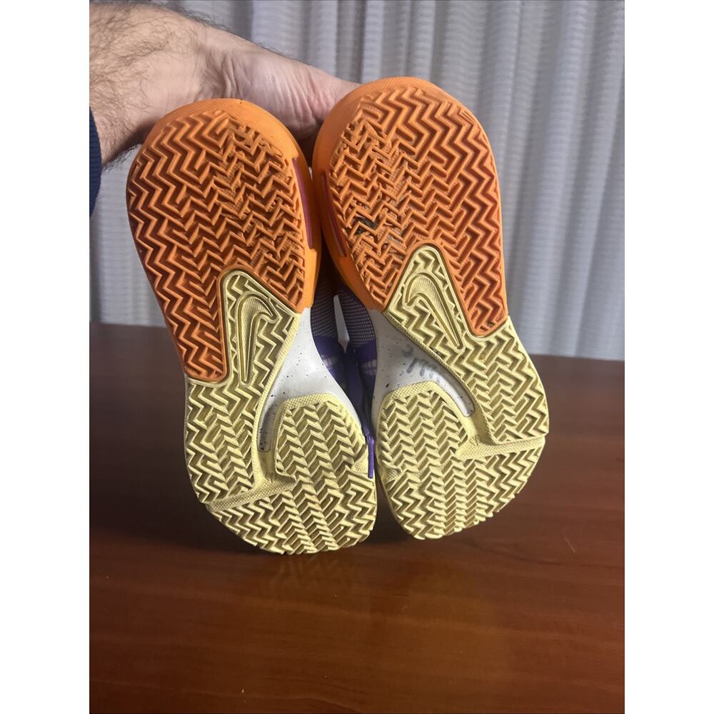Nike Boys LeBron James Witness 7 Basketball Shoes Size 4Y Purple Gold Lakers - Picture 6 of 10
